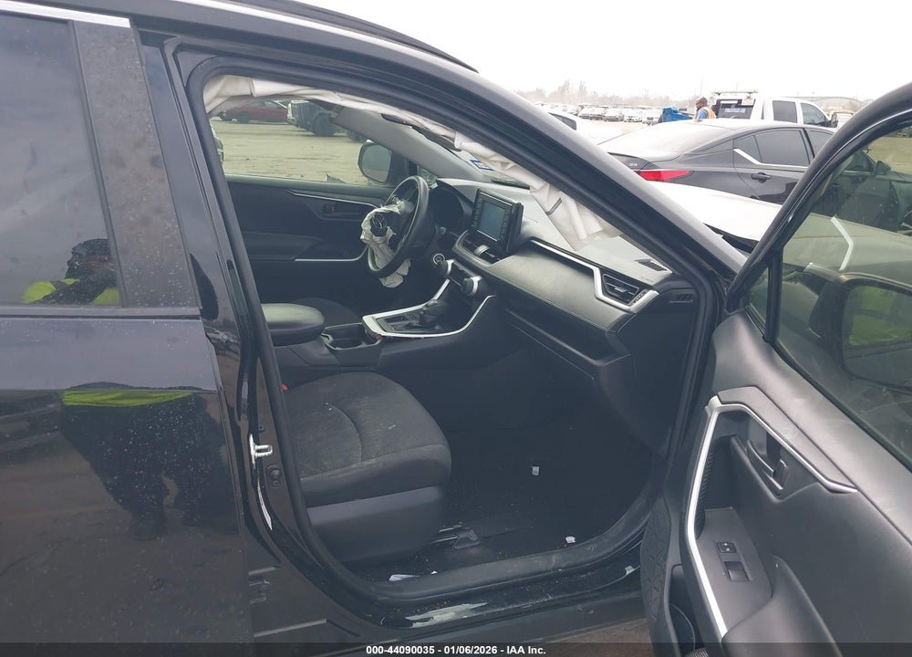 2019 TOYOTA RAV4 LE VIN: JTMH1RFV7KJ005152