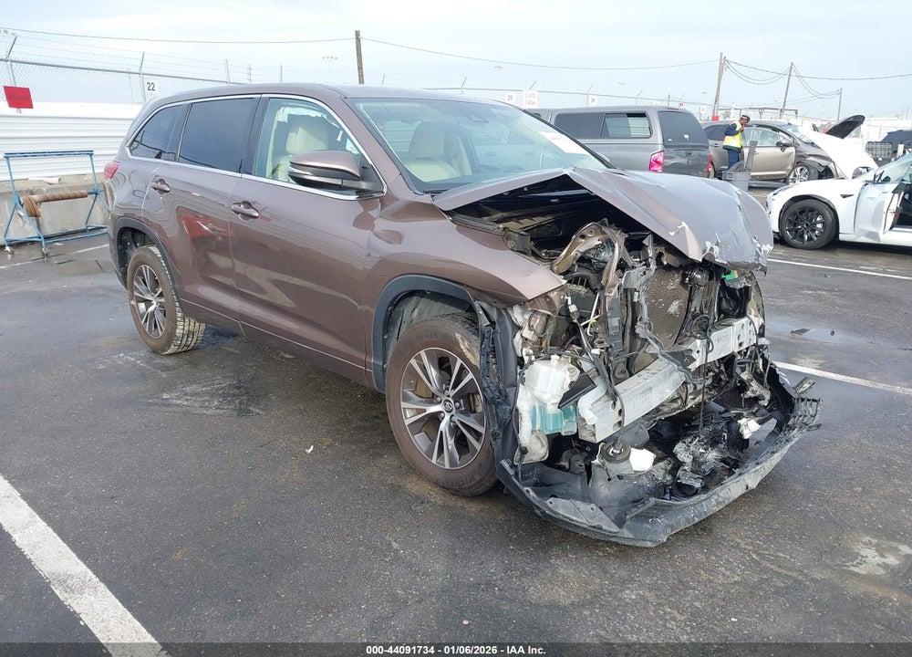 2017 TOYOTA HIGHLANDER LE PLUS VIN: 5TDZZRFH5HS218183
