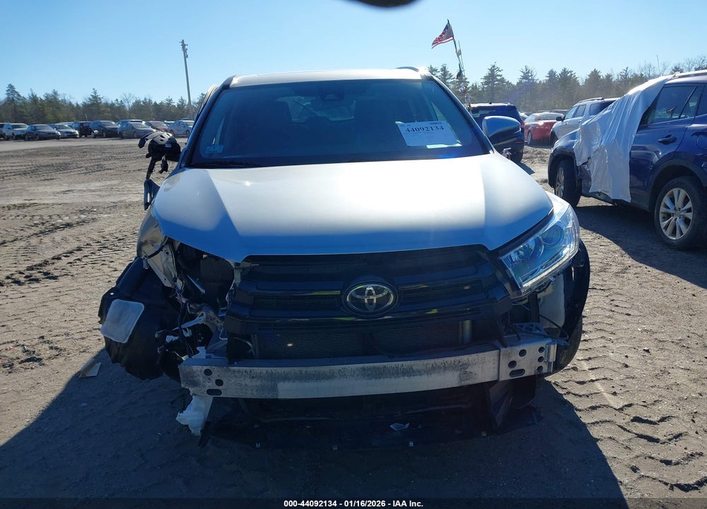 2018 TOYOTA HIGHLANDER SE VIN: 5TDJZRFH8JS890032
