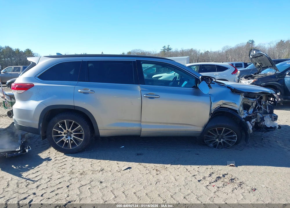 2018 TOYOTA HIGHLANDER SE VIN: 5TDJZRFH8JS890032