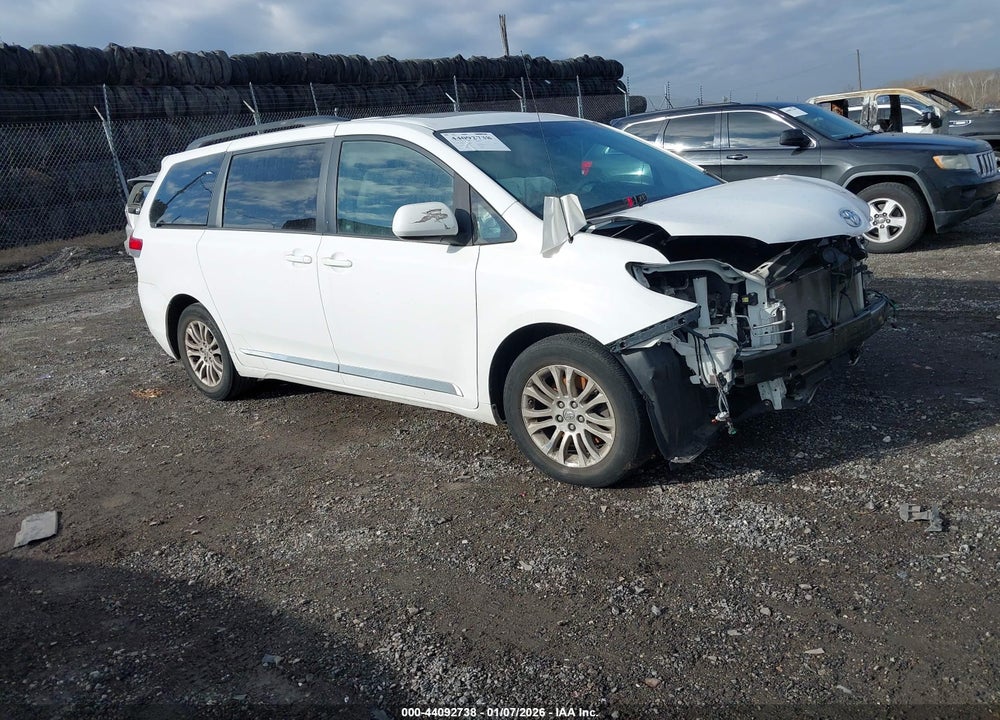 2013 TOYOTA SIENNA XLE V6 8 PASSENGER VIN: 5TDYK3DC2DS290022