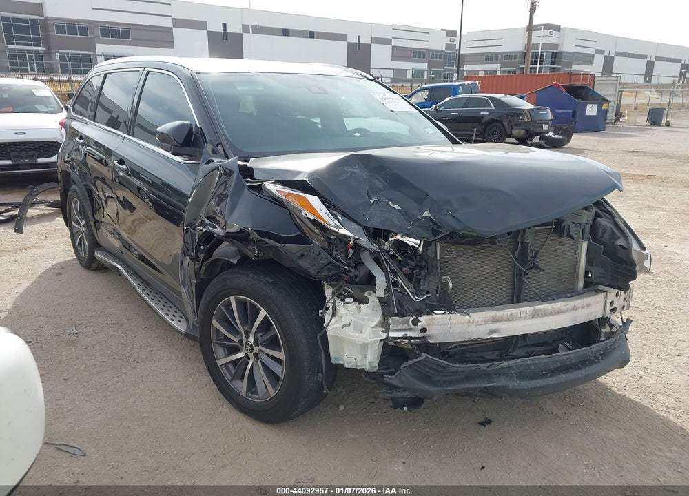 2019 TOYOTA HIGHLANDER XLE VIN: 5TDKZRFH5KS560208