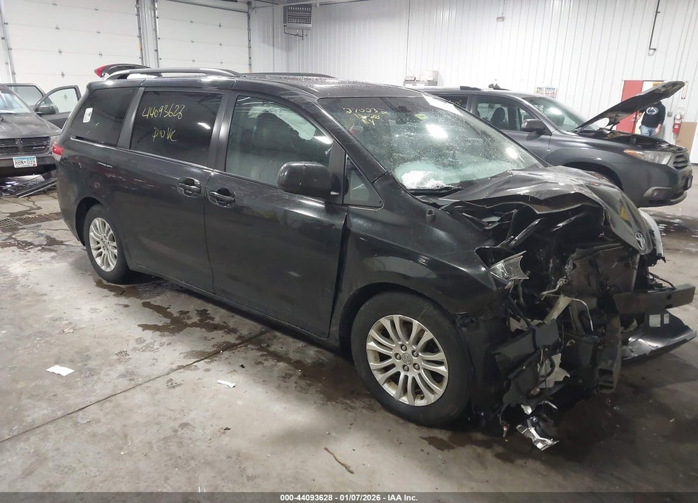 2014 TOYOTA SIENNA XLE V6 8 PASSENGER VIN: 5TDYK3DC7ES484997