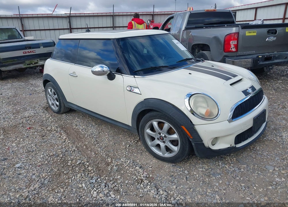 2008 MINI COOPER S VIN: WMWMF73528TV33460