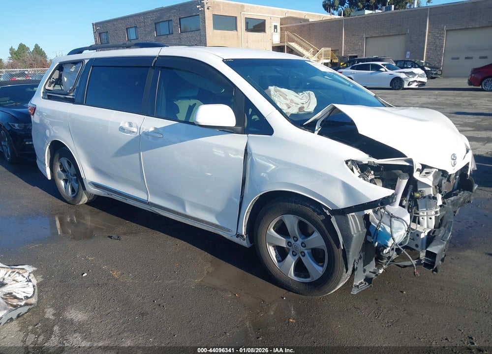 2017 TOYOTA SIENNA LE 8 PASSENGER VIN: 5TDKZ3DC8HS774543