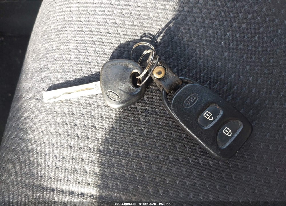 2011 KIA SORENTO LX VIN: 5XYKT4A12BG173949