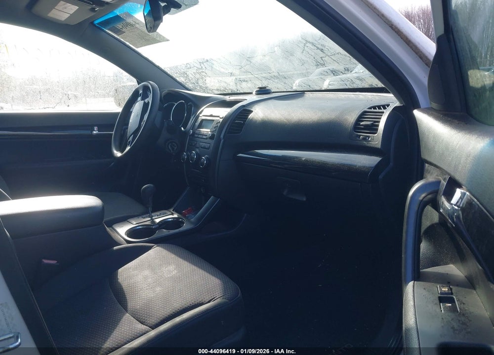 2011 KIA SORENTO LX VIN: 5XYKT4A12BG173949