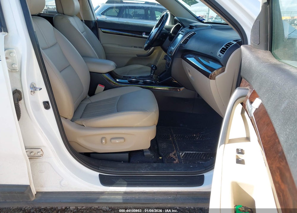 2014 KIA SORENTO LX VIN: 5XYKT3A67EG469544