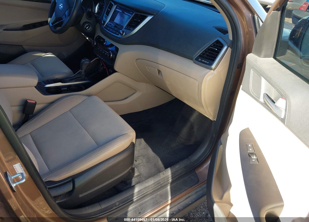 2016 HYUNDAI TUCSON SE VIN: KM8J23A42GU155620