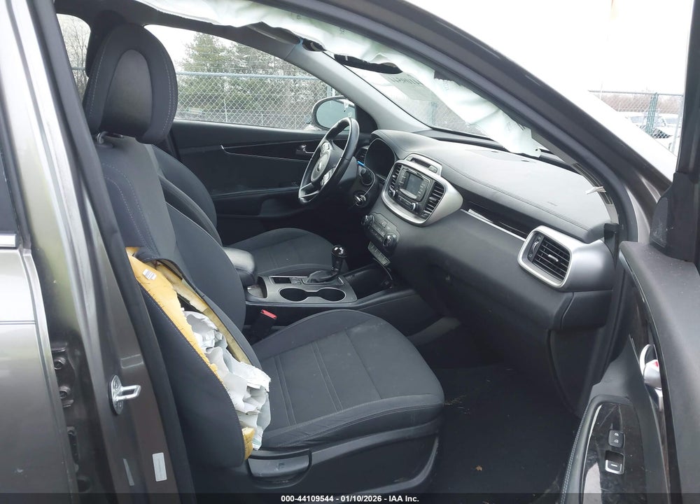 2016 KIA SORENTO 3.3L LX VIN: 5XYPG4A54GG113112