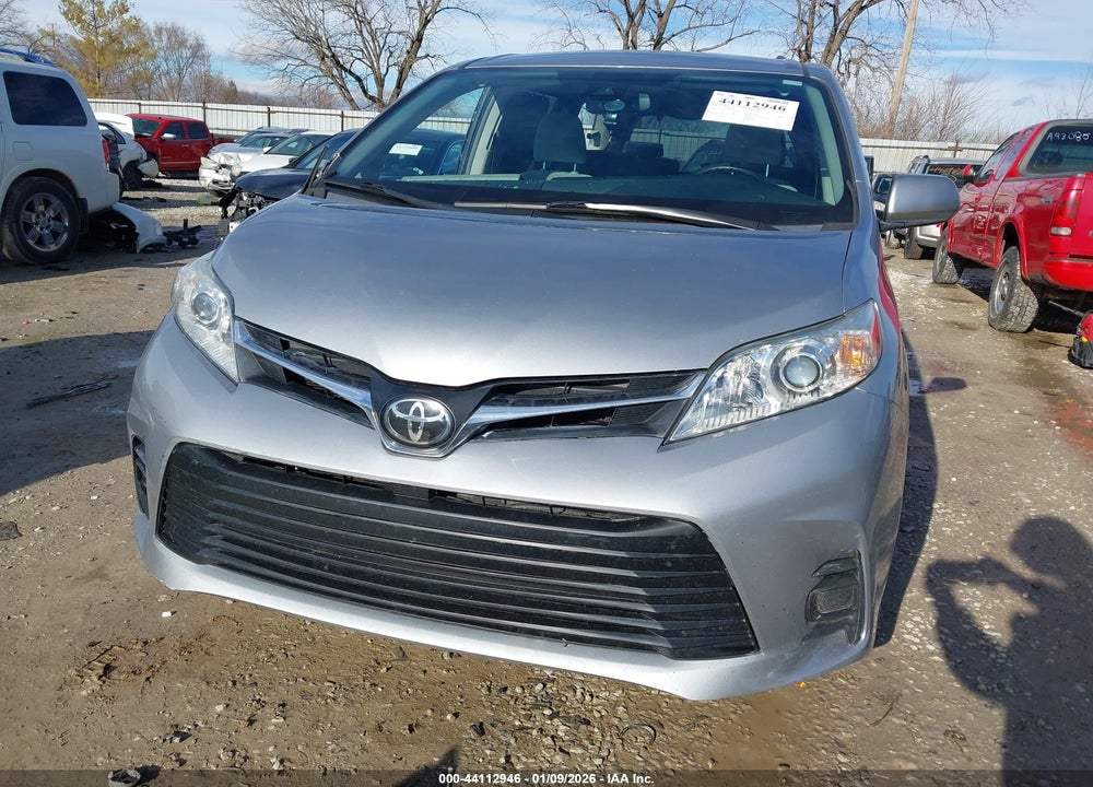 2018 TOYOTA SIENNA LE 8 PASSENGER VIN: 5TDKZ3DC4JS945469