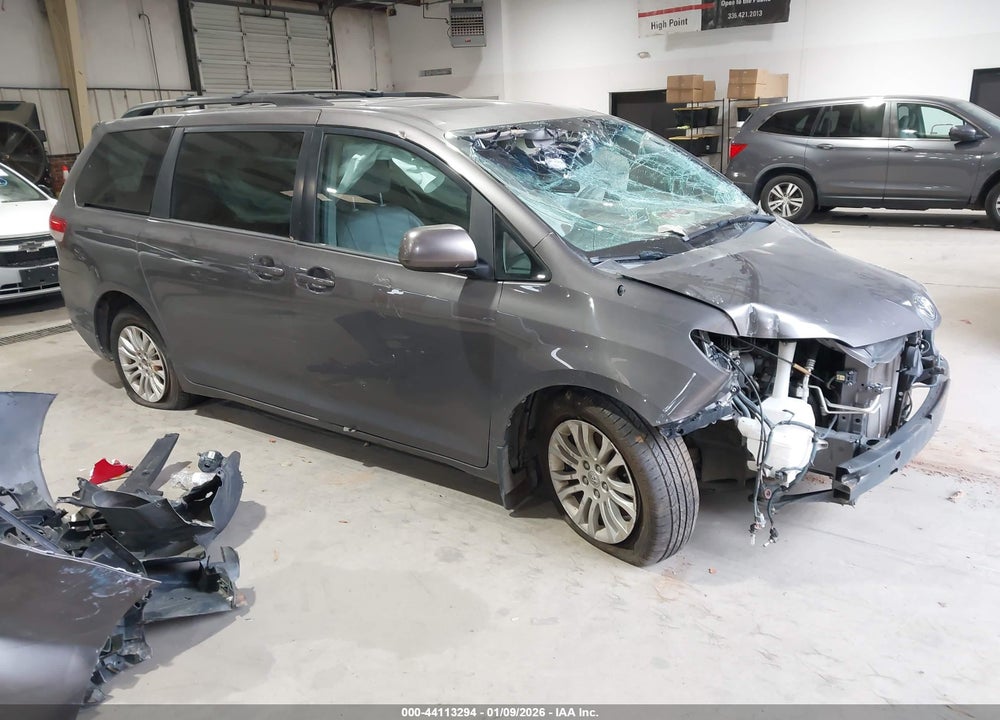 2013 TOYOTA SIENNA XLE V6 8 PASSENGER VIN: 5TDYK3DC9DS384401