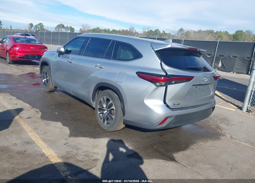 2022 TOYOTA HIGHLANDER XLE VIN: 5TDHZRAH4NS546788