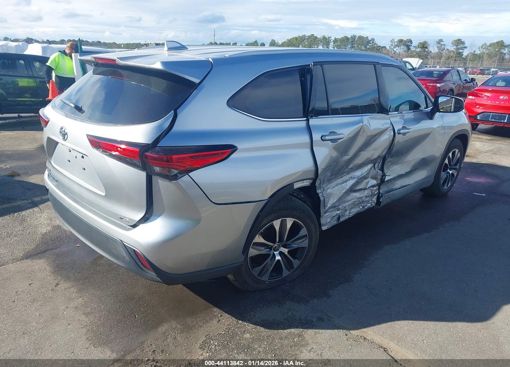 2022 TOYOTA HIGHLANDER XLE VIN: 5TDHZRAH4NS546788