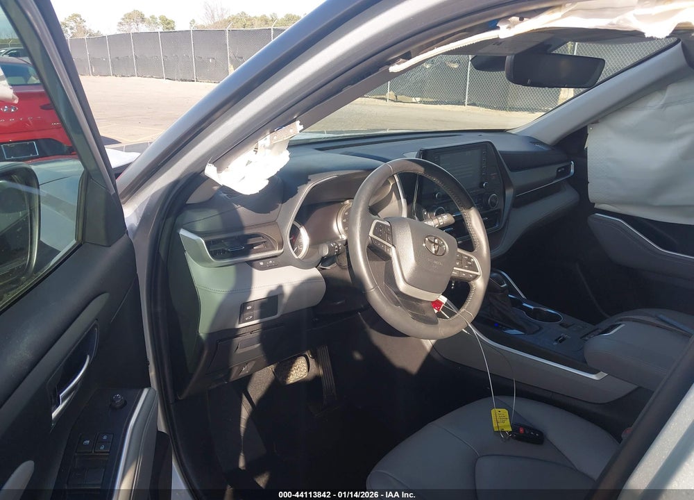 2022 TOYOTA HIGHLANDER XLE VIN: 5TDHZRAH4NS546788