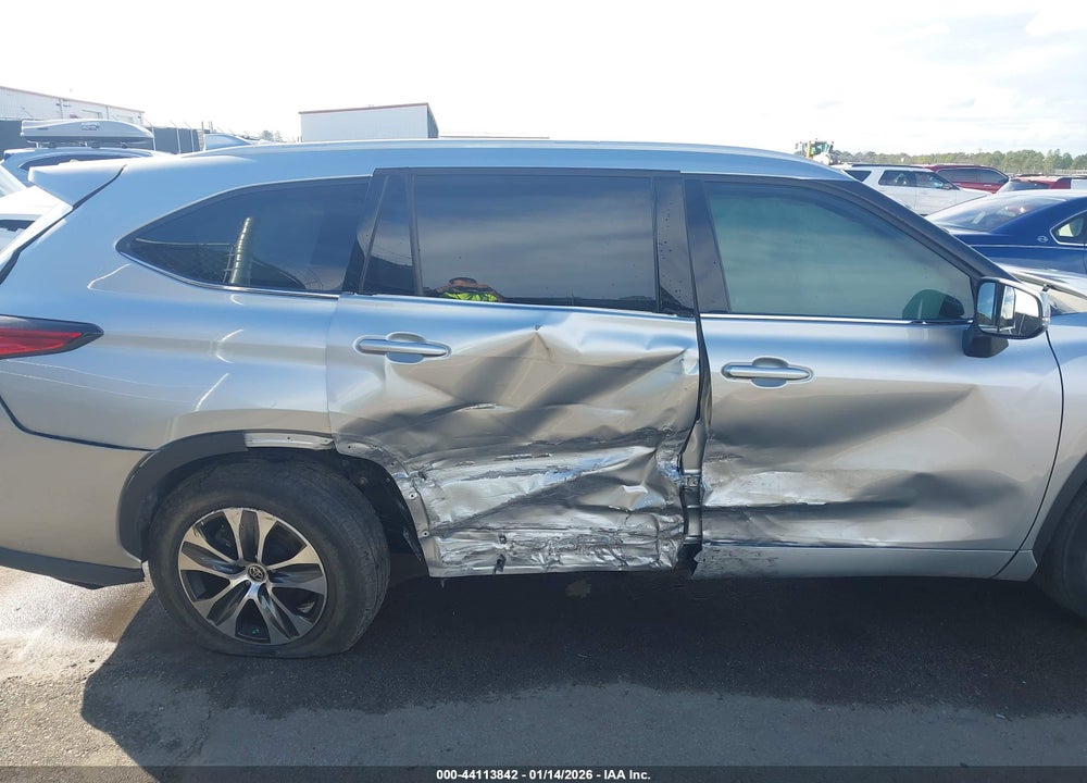 2022 TOYOTA HIGHLANDER XLE VIN: 5TDHZRAH4NS546788