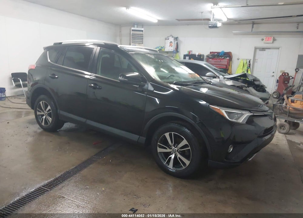 2018 TOYOTA RAV4 XLE VIN: 2T3RFREV4JW791838