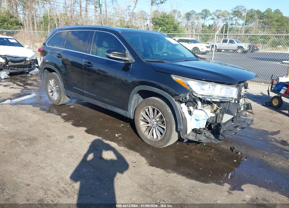 2019 TOYOTA HIGHLANDER XLE VIN: 5TDKZRFHXKS553691