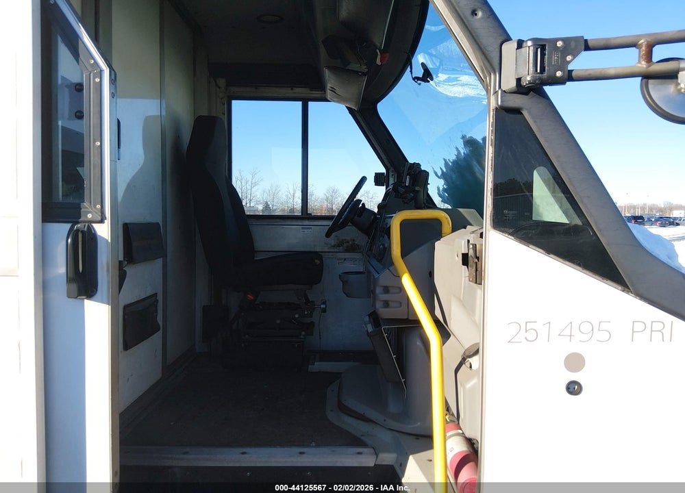 2013 ISUZU COMMERCIAL VAN VIN: JALB4T173D7W00226