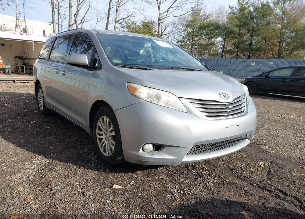 2017 TOYOTA SIENNA XLE 8 PASSENGER VIN: 5TDYZ3DC7HS890536