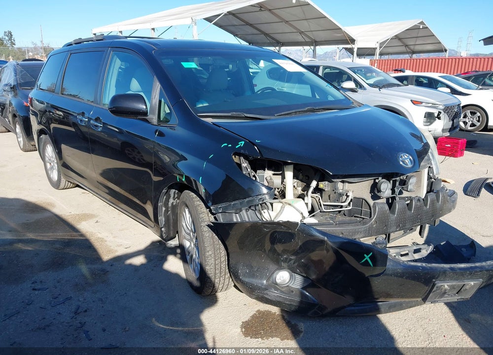 2015 TOYOTA SIENNA XLE 8 PASSENGER VIN: 5TDYK3DC5FS575316