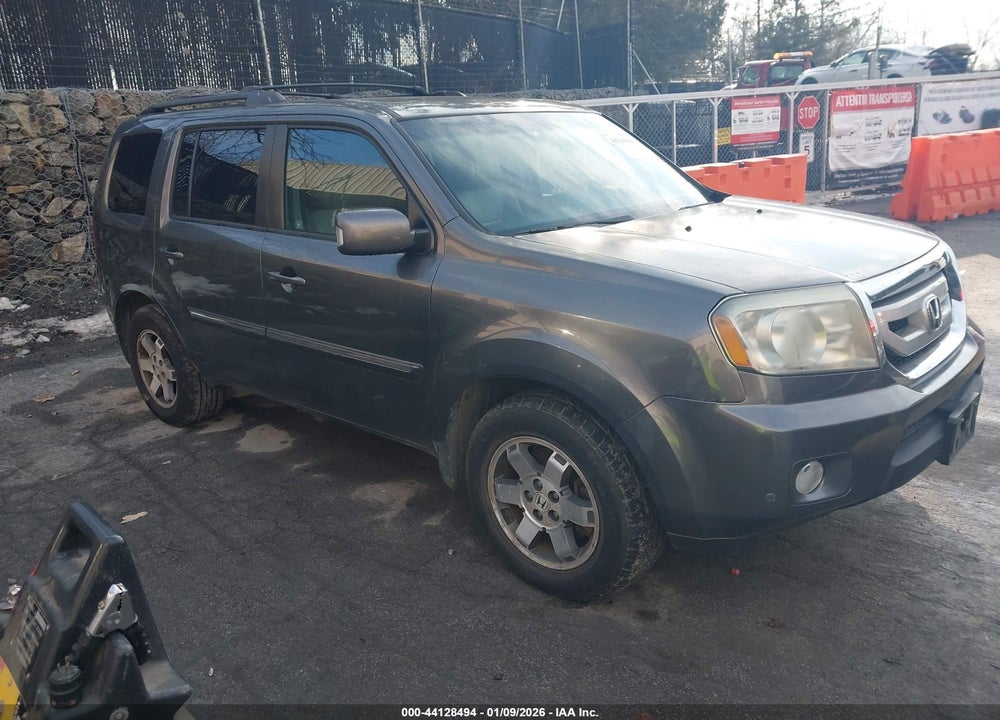 2011 HONDA PILOT TOURING VIN: 5FNYF4H90BB019745