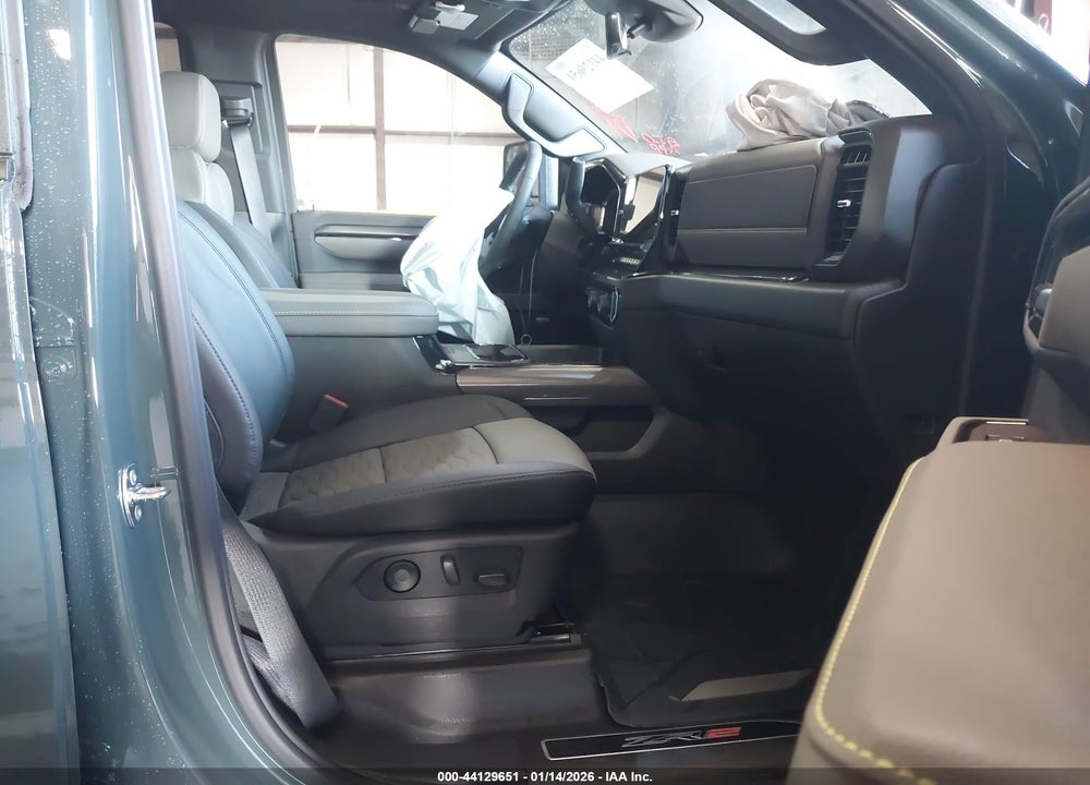 2026 CHEVROLET SILVERADO 2500HD , STANDARD BED, XR2, 4WD VIN: 1GC4KYEY6TF182863