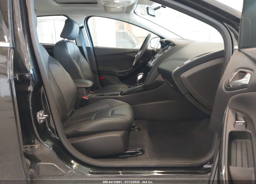 2015 FORD FOCUS TITANIUM VIN: 1FADP3N25FL261372