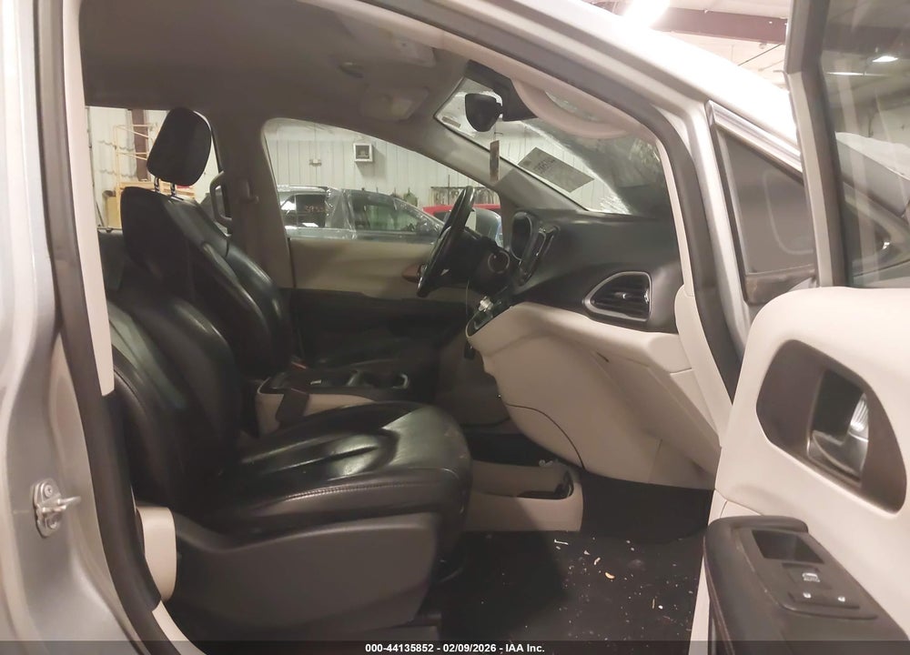 2019 CHRYSLER PACIFICA TOURING L VIN: 2C4RC1BG7KR547984