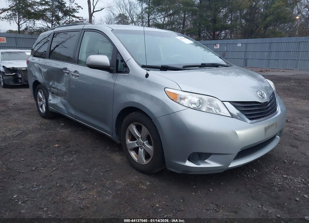 2014 TOYOTA SIENNA LE V6 8 PASSENGER VIN: 5TDKK3DC1ES465531
