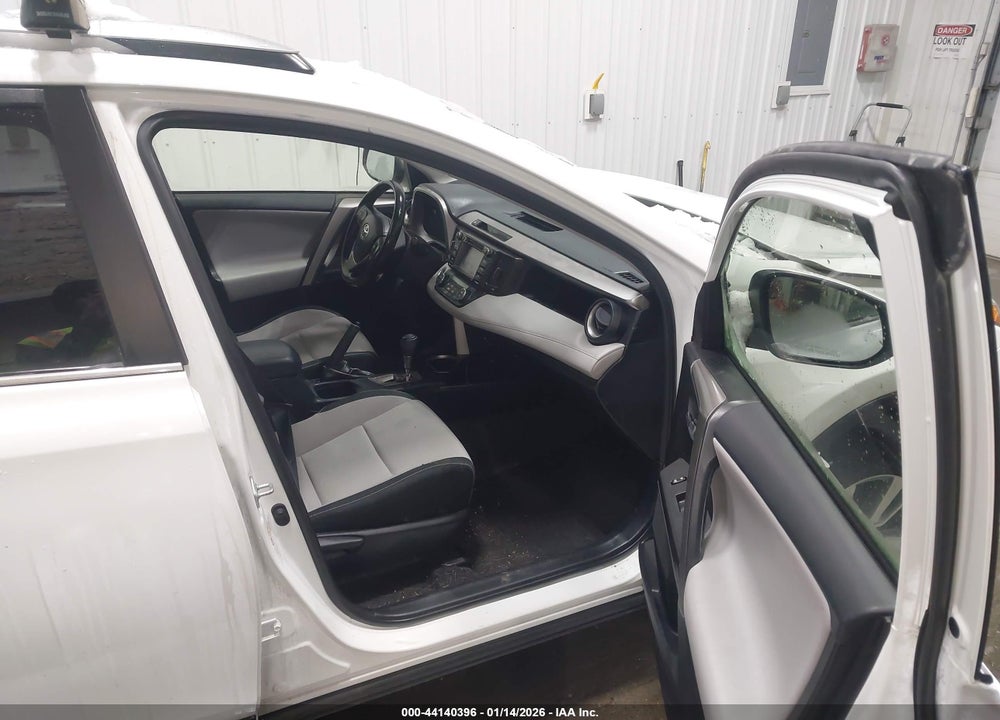 2018 TOYOTA RAV4 XLE VIN: JTMRFREV4JJ745795
