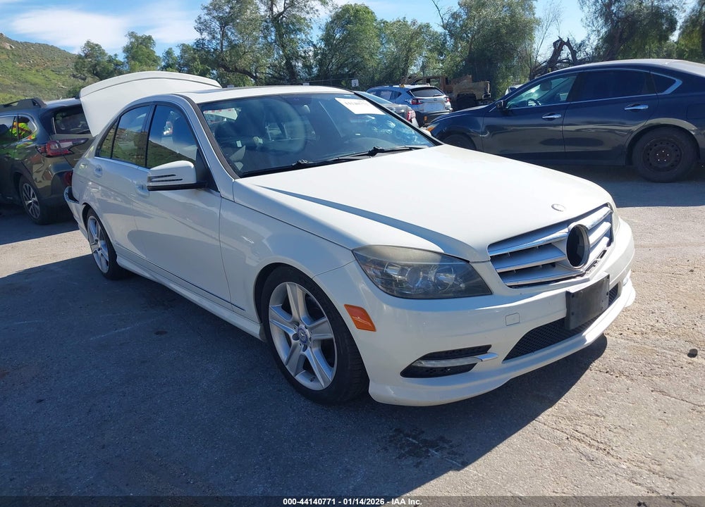 2011 MERCEDES-BENZ C 300 LUXURY/SPORT VIN: WDDGF5EB0BR135584