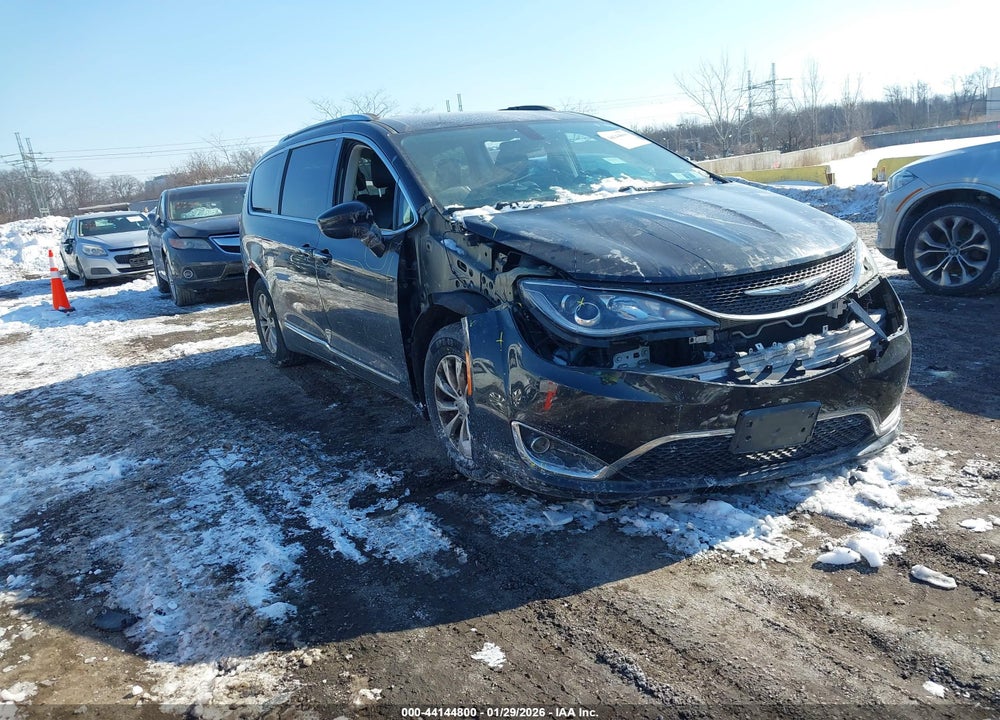 2019 CHRYSLER PACIFICA TOURING L VIN: 2C4RC1BG8KR721402