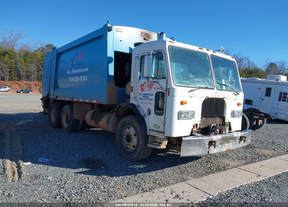 2010 PETERBILT 320 VIN: 3BPZL00X4AF719945
