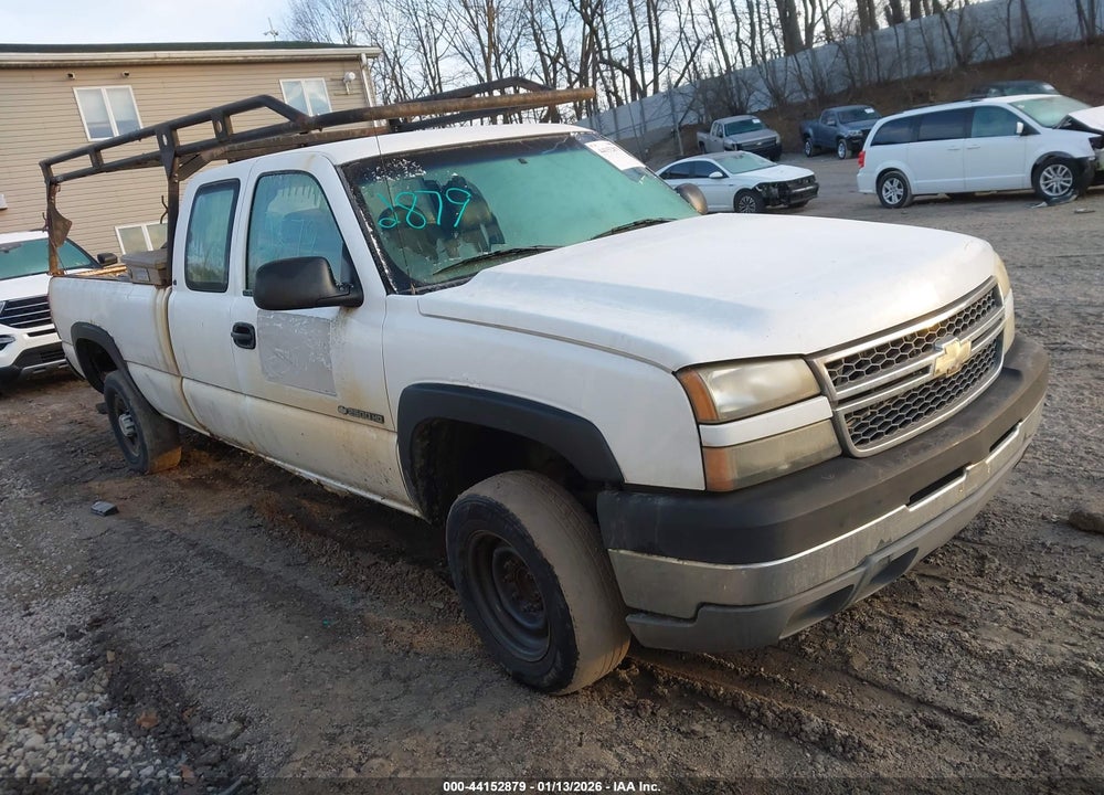 2005 CHEVROLET SILVERADO 2500HD WORK TRUCK VIN: 1GCHC29U55E256222