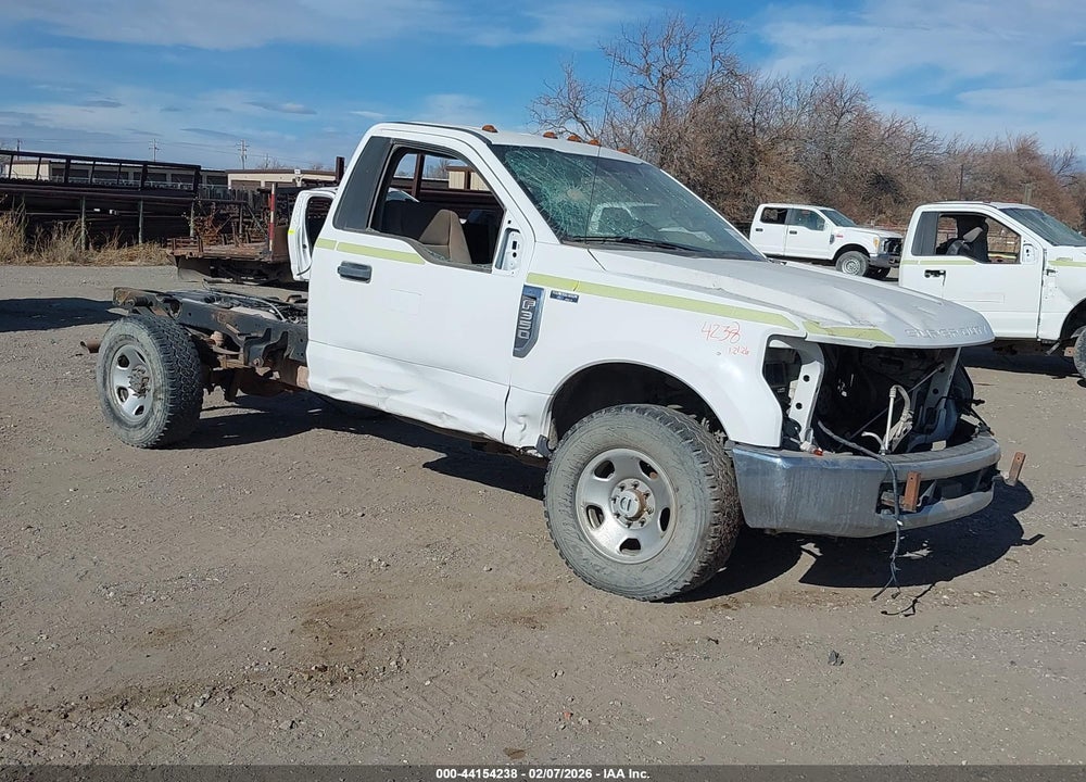 2017 FORD F-350 CHASSIS XL VIN: 1FDRF3F61HDA04738