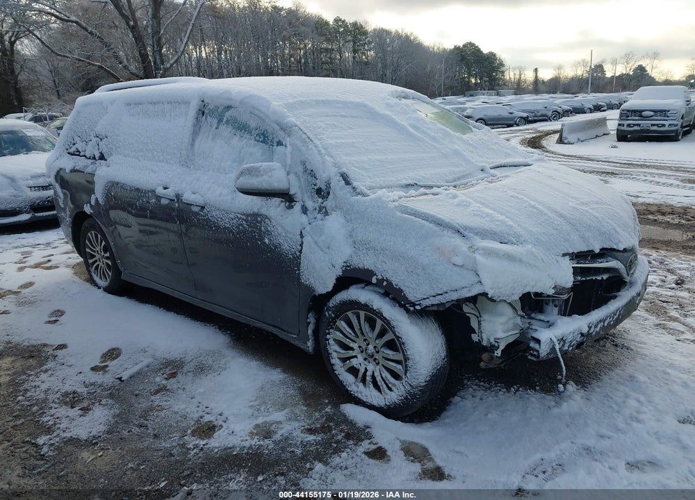2018 TOYOTA SIENNA XLE 8 PASSENGER VIN: 5TDYZ3DC9JS961709