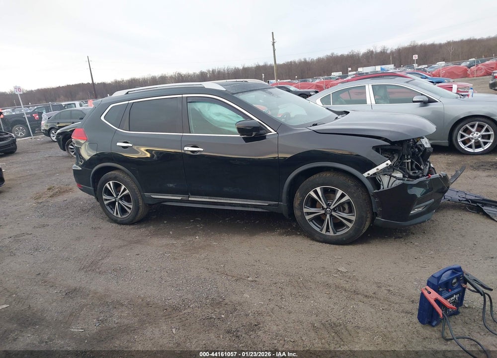 2017 NISSAN ROGUE SL VIN: 5N1AT2MV1HC833468