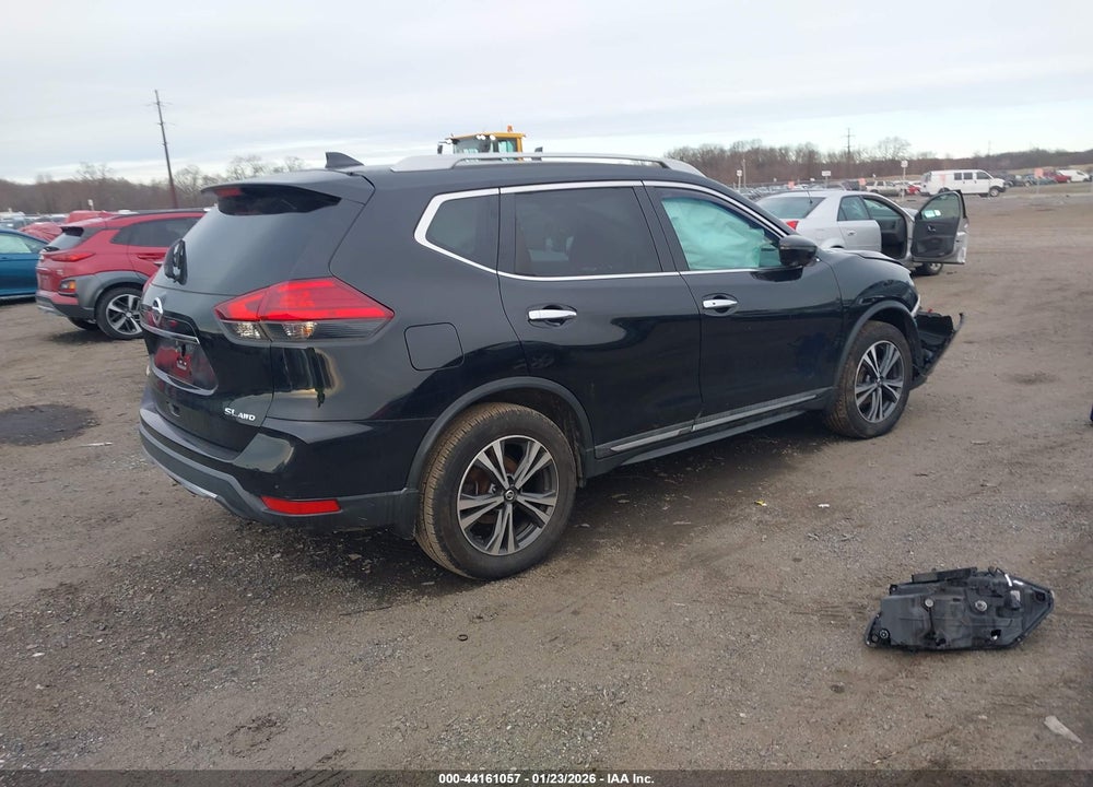 2017 NISSAN ROGUE SL VIN: 5N1AT2MV1HC833468
