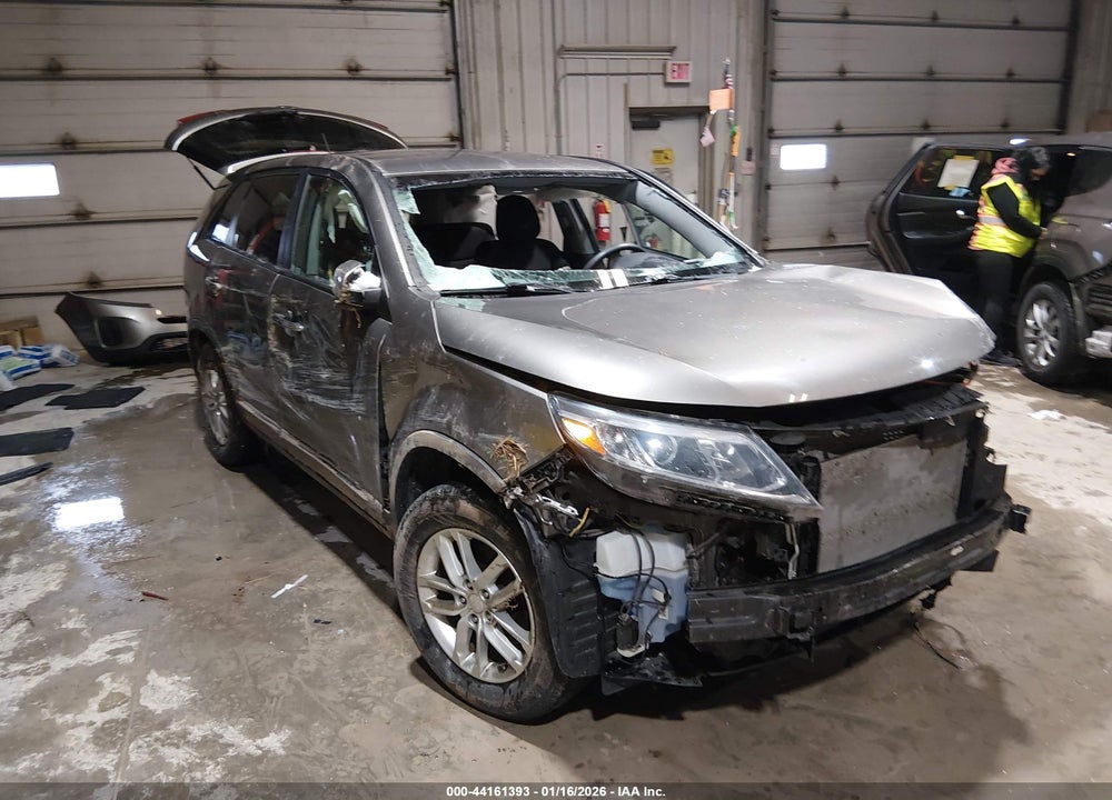 2015 KIA SORENTO LX VIN: 5XYKT3A67FG626085