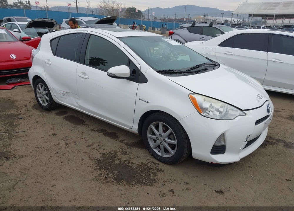 2013 TOYOTA PRIUS C THREE VIN: JTDKDTB3XD1032931