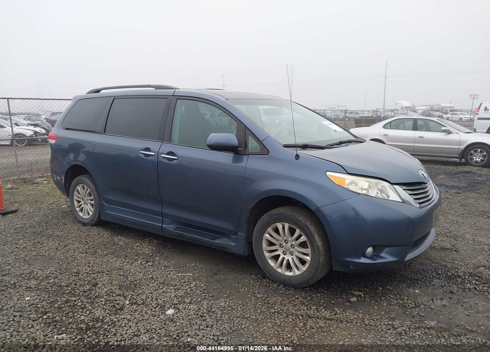 2013 TOYOTA SIENNA XLE V6 8 PASSENGER VIN: 5TDYK3DC8DS381750