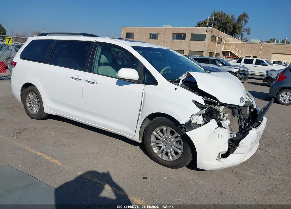 2014 TOYOTA SIENNA XLE V6 8 PASSENGER VIN: 5TDYK3DC3ES473348
