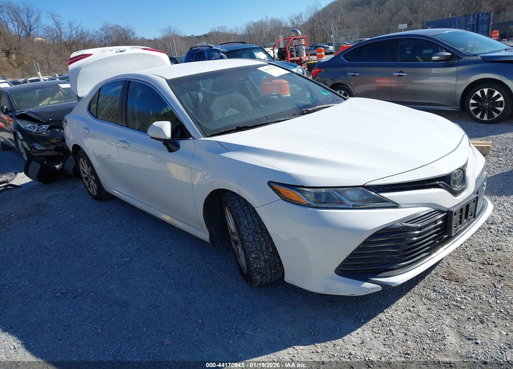 2018 TOYOTA CAMRY LE VIN: 4T1B11HK4JU077624