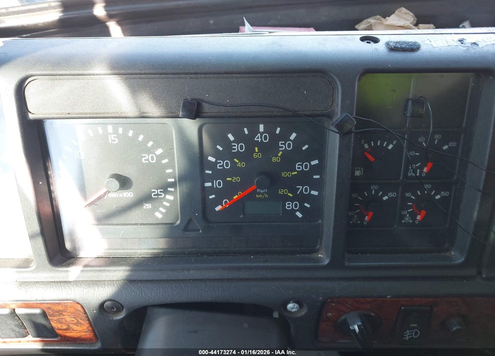 2000 VOLVO VN VIN: 4V4ND4RH8YN253371