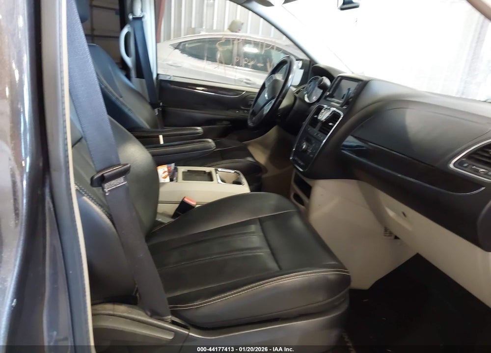 2015 CHRYSLER TOWN & COU VIN: 2C4RC1BG4FR504919