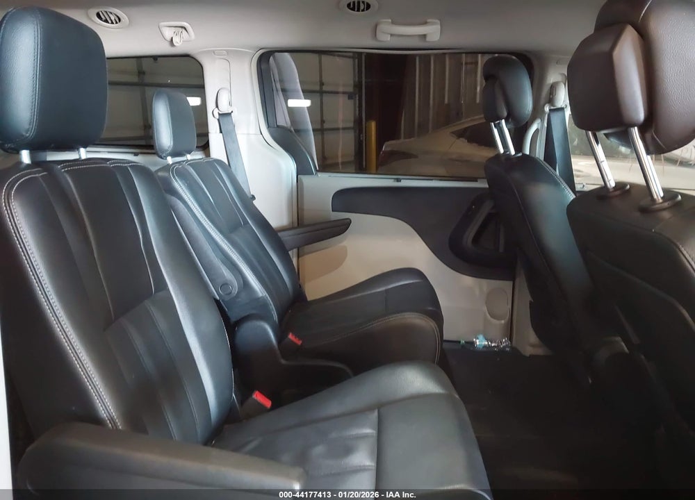 2015 CHRYSLER TOWN & COU VIN: 2C4RC1BG4FR504919