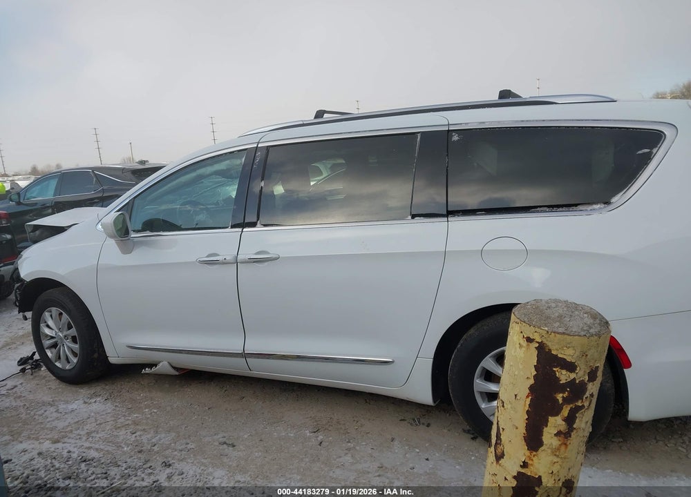 2019 CHRYSLER PACIFICA TOURING L VIN: 2C4RC1BG4KR625721