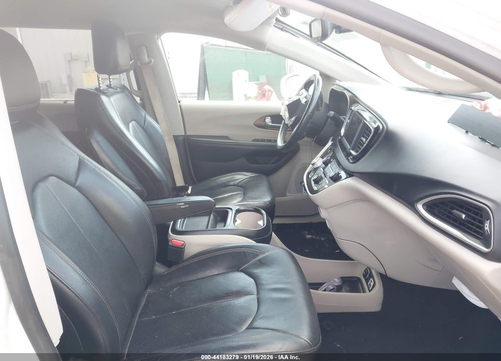 2019 CHRYSLER PACIFICA TOURING L VIN: 2C4RC1BG4KR625721