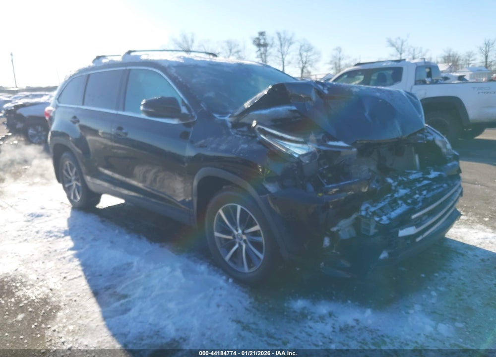 2019 TOYOTA HIGHLANDER XLE VIN: 5TDJZRFH9KS606361